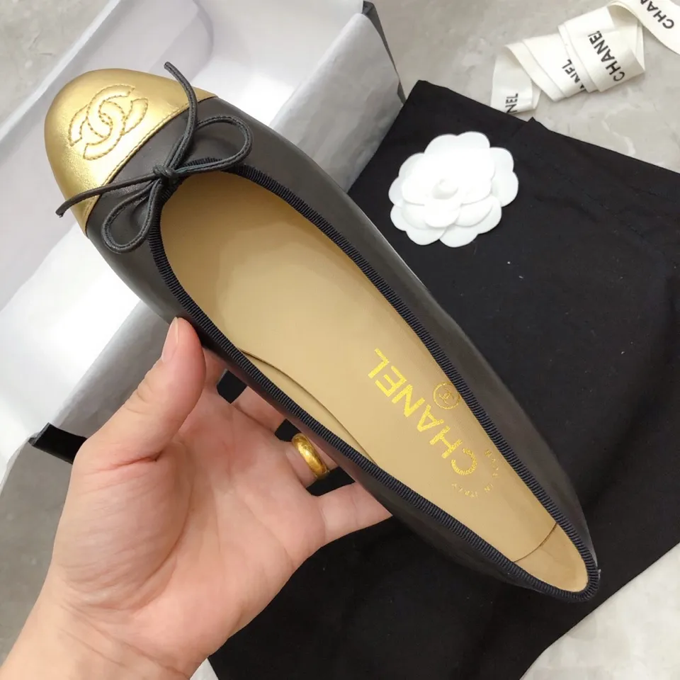 👟👟Ex-factory price 440👟👟 Chanel has been upgrading Chanel shoes ~ 2021ss top version HK overseas purchasing original cut at 1:1 Chanel Chanel Eternal Classic Bow Round Toe Ballet Shoes There are not many good quality, truly no pressure to enter and exit the counter. Regardless of the last type, leather material selection, and manufacturing process, they are all genuine craftsmanship and very sophisticated. ◾️Fabric: Mixed sheepskin imported from Italy ◾️Lining: Imported sheepskin (sweat-absorbent and soft) ◾️Sole: Italian special A-grade genuine leather sole (not ordinary thin sole in the market) ◾️Size: 35-39 [34 40 41 42 43 customization is not returnable]